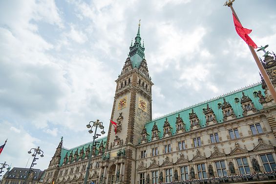 Rathaus Hamburg: Langes Haus mit Glockenturm in der Mitte und grünem Dach